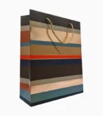 Coloridas bolsas de papel ideal, para regalos que tengan forma rectangular. Medidas: 32x25x10 cm. Material de papel reciclable.